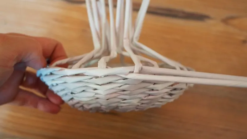 Грибок плетёный из бумажных трубочек