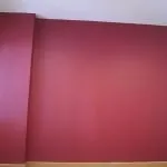 Крашеная красная стена