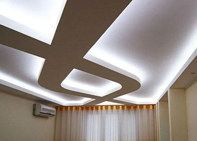 потолок из гипсокартона и натяжной с подсветкой