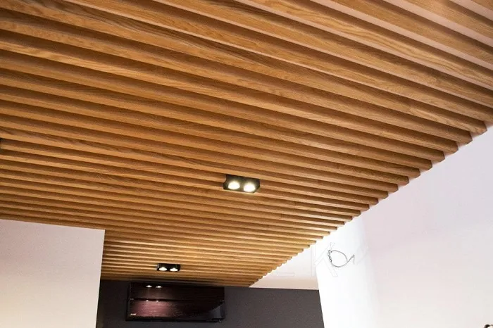 реечный кубообразный потолок со светодиодами