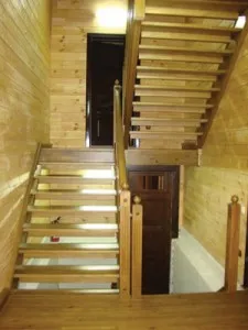 деревянная лестница с прямыми маршами