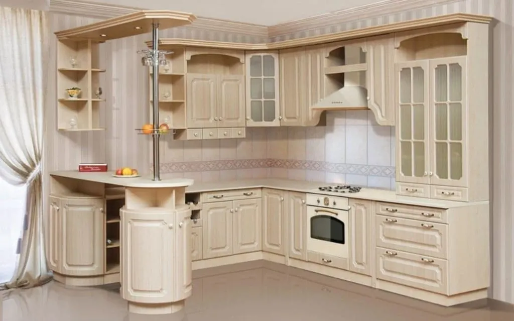 Угловой кухонный гарнитур в классическом стиле с барной стойкой