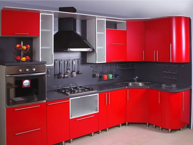 Угловой кухонный гарнитур с красным глянцевым фасадом