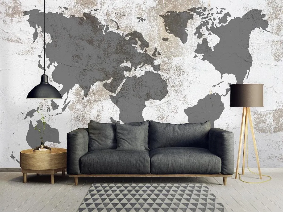 Интересный вариант оформления гостиной комнаты с картой мира на стене