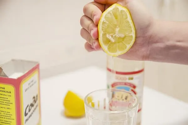 Выдавливание сока из половинки лимона