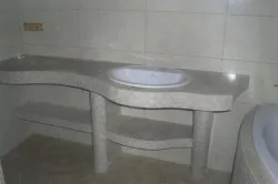 Столешницы в ванной часто обклееваются мозаичной плиткой