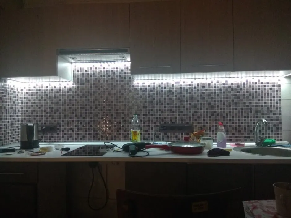 Подсветка в кухне над рабочей зоной