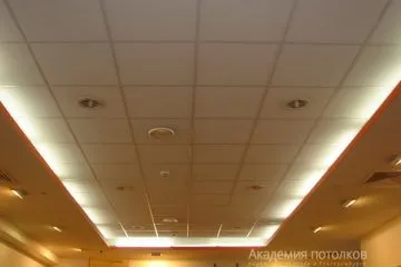 Потолок типа Армстронг Лилия на белой подвесной системе