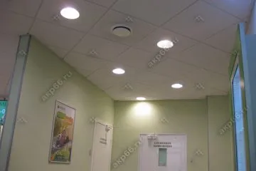 Потолок Армстронг Ритейл на белой подвесной системе со встроенными круглыми светодиодными панелями (1-3)