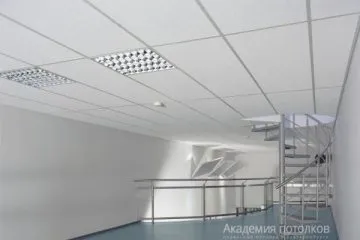 Потолок типа Армстронг Артик 1200х600 на белой подвесной системе