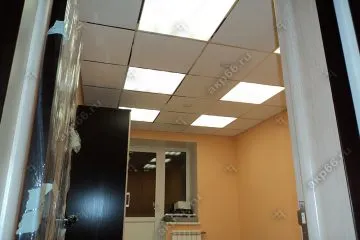 Потолок Армстронг Ритейл Тегулар с встроенными светодиодными панелями для освещения
