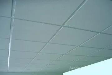 Потолок Армстронг Дюна с кромкой тегулар (плита с повисанием) на белой подвесной системе