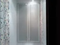 Шкафы в туалет с белым стеклом