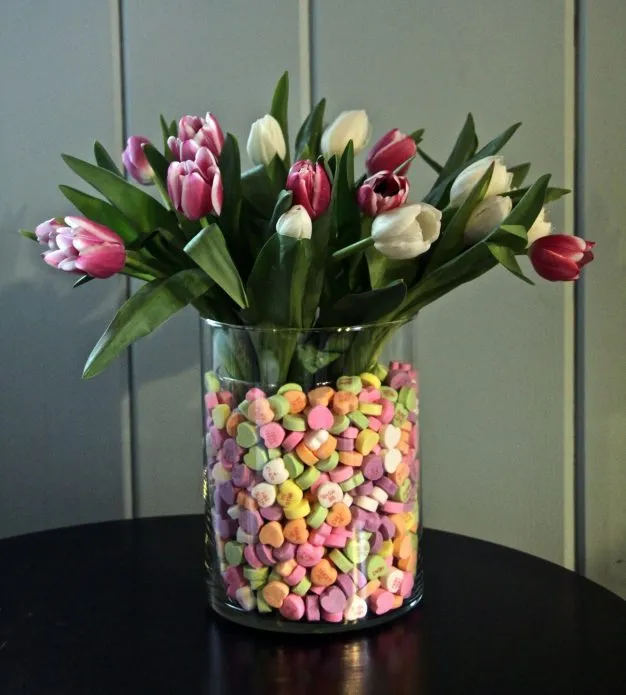 Декорирование вазы цветными конфетами