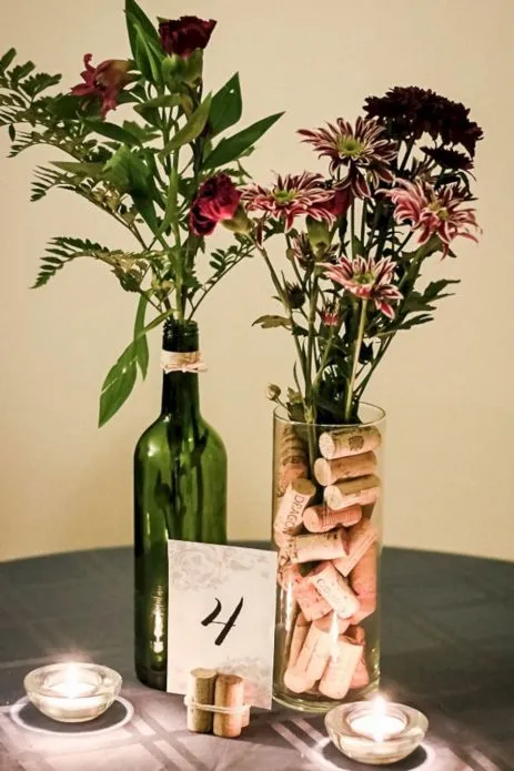 Стеклянная ваза, декорированная винными пробками