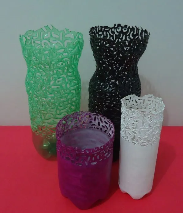 Колоритные резные вазы из пластиковых бутылок