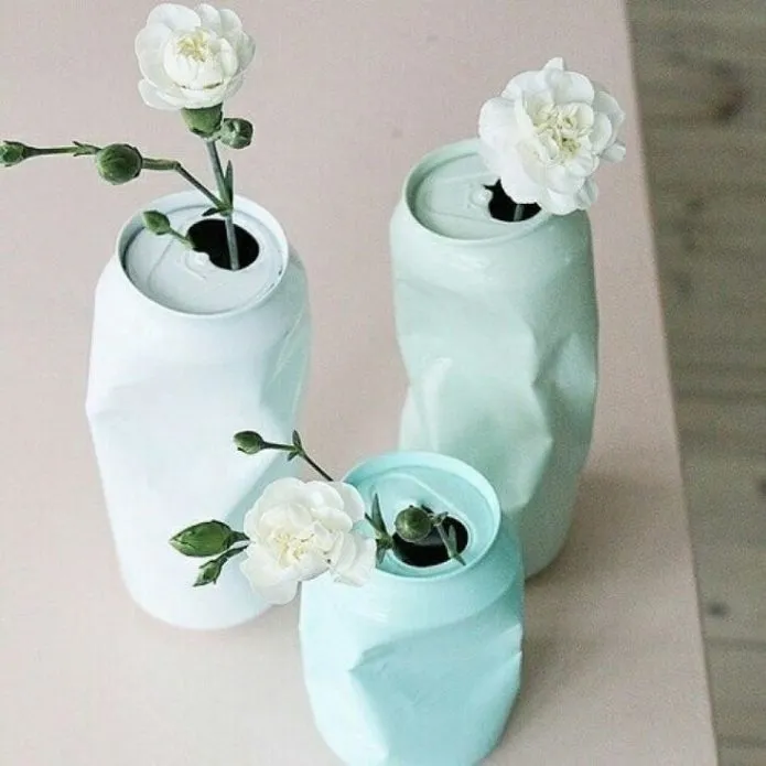 Оригинальные вазы из пивных банок