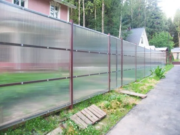 Забор из поликарбоната между соседями на даче