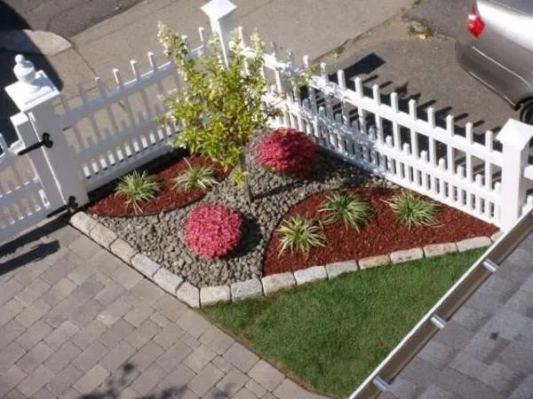 Современный дизайн двора частного дома - фото цветочной клумбы