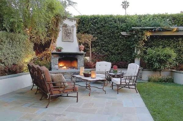 Дизайн маленького двора частного дома - фото зоны отдыха с камином печью