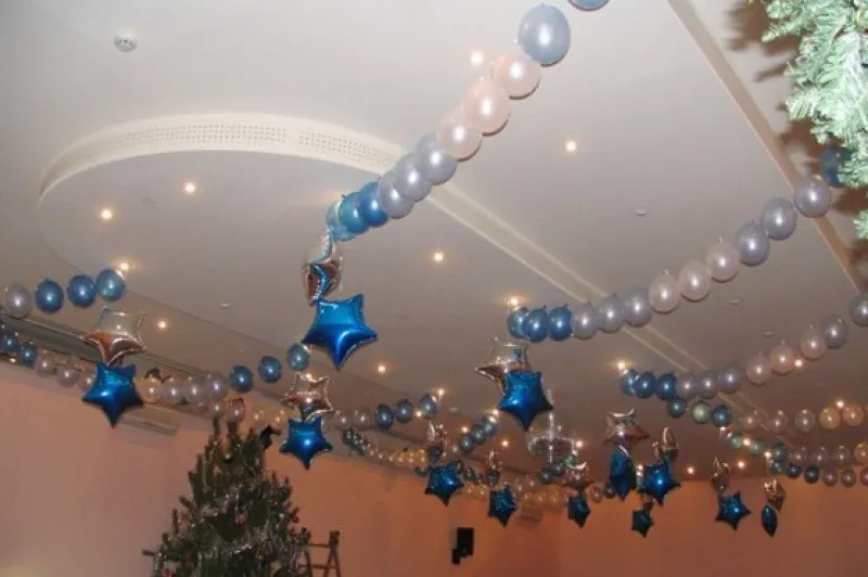 Фото украшение потолка шарами на Новый год