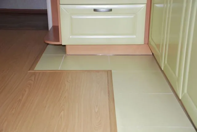 Плитка и ламинат на кухне