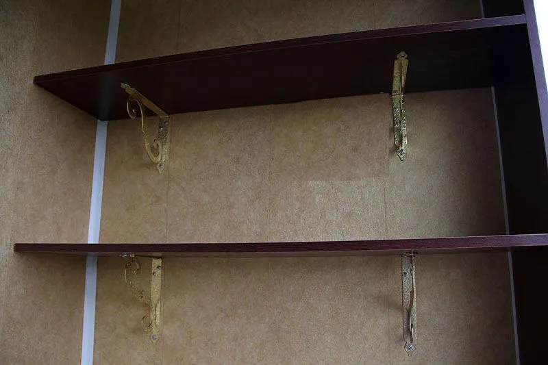 Простейшие книжные полки, установленные на декорированных кронштейнах
