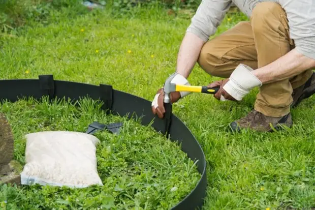 Как установить бордюрную ленту на грядках: красивое обрамление садовых грядок