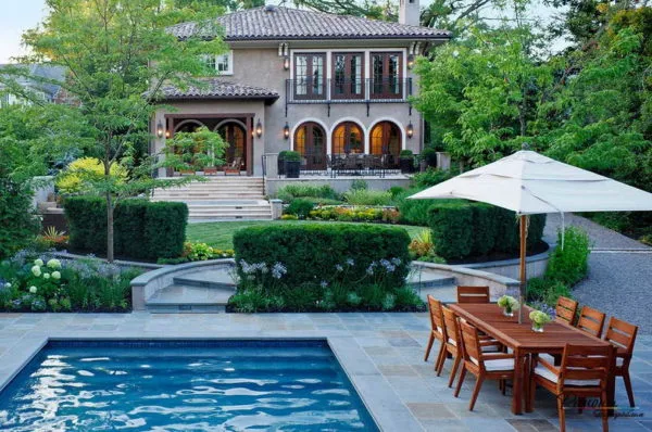 Ландшафтный дизайн двора частного дома с бассейном возле дверей 