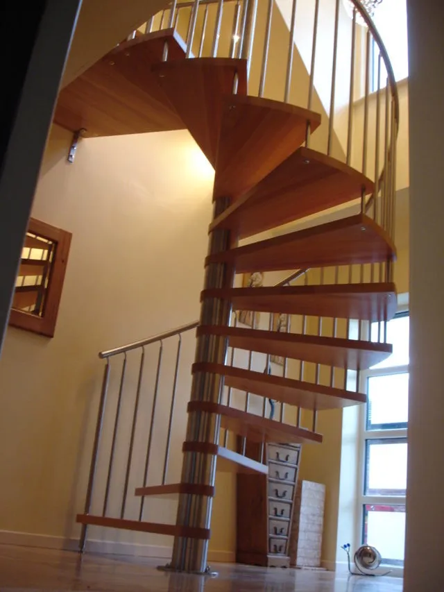 Чертеж винтовой лестницы на второй этаж своими руками: расчеты и схемы