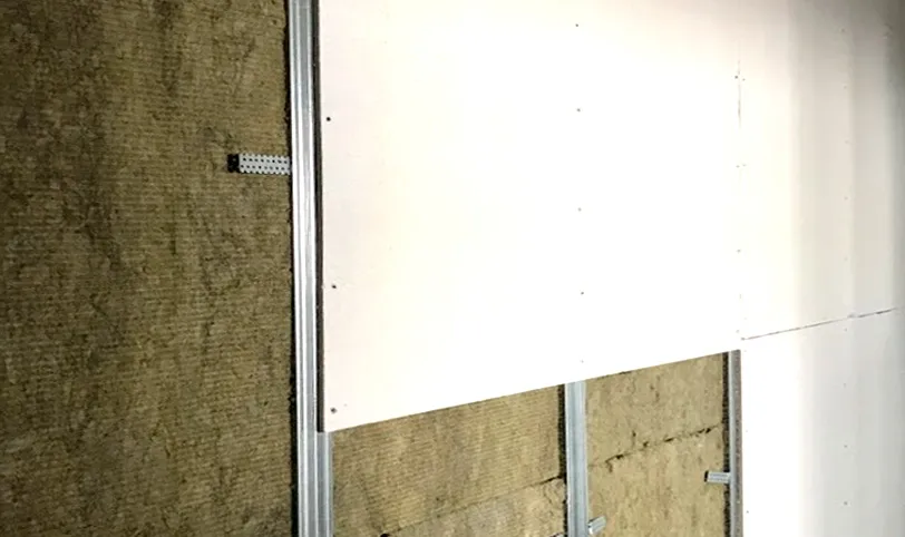 монтаж звукоотражающего слоя при звукоизоляции стены в панельном доме
