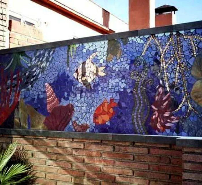 Мозаика, выложенная на заборе
