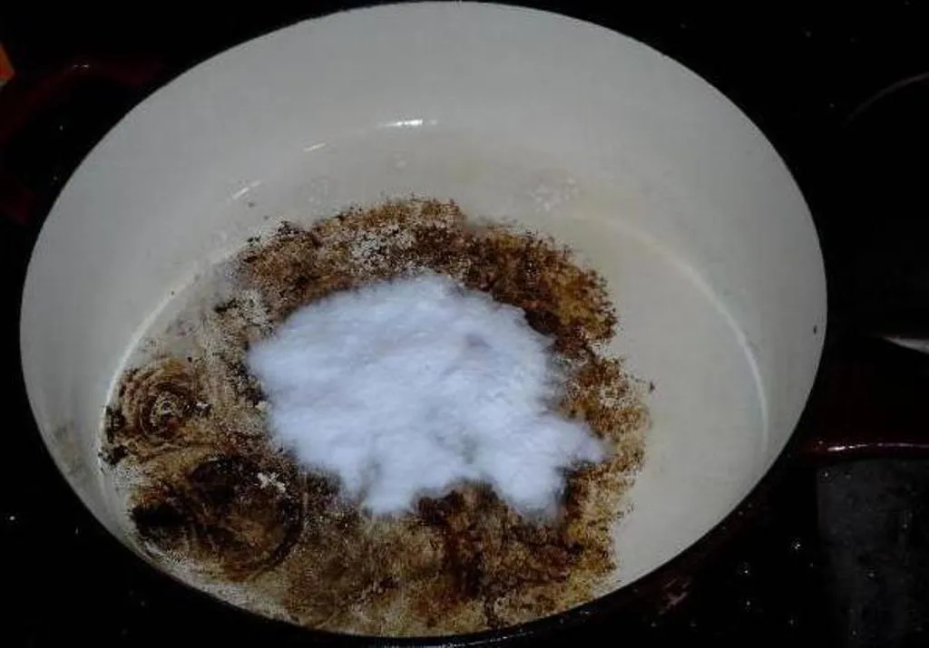 чистка кастрюли солью