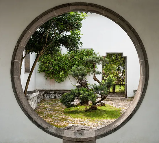 Окно в стене в китайском саду