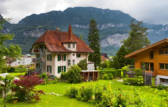 Альпийский сад перед домом