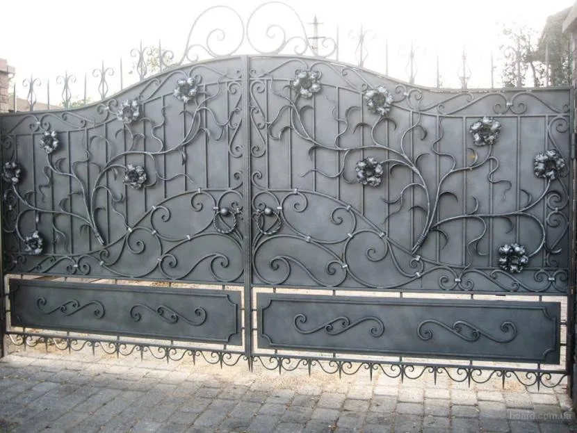 Дизайн кованых ворот в едином цвете