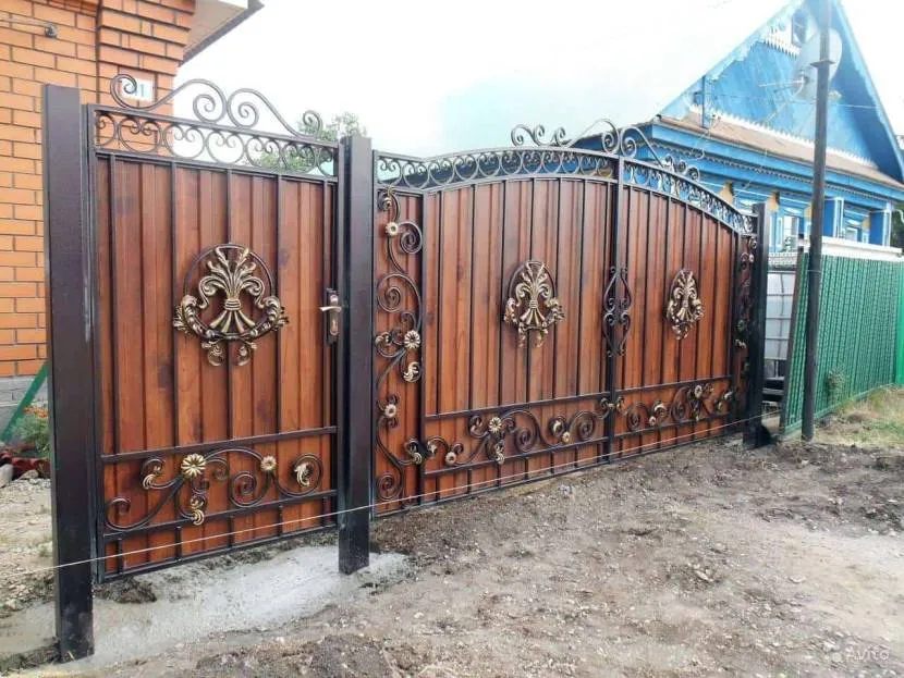 Декорированные распашные ворота с калиткой