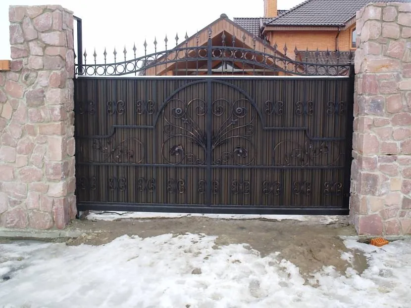 Откатные ворота с симметричным орнаментом