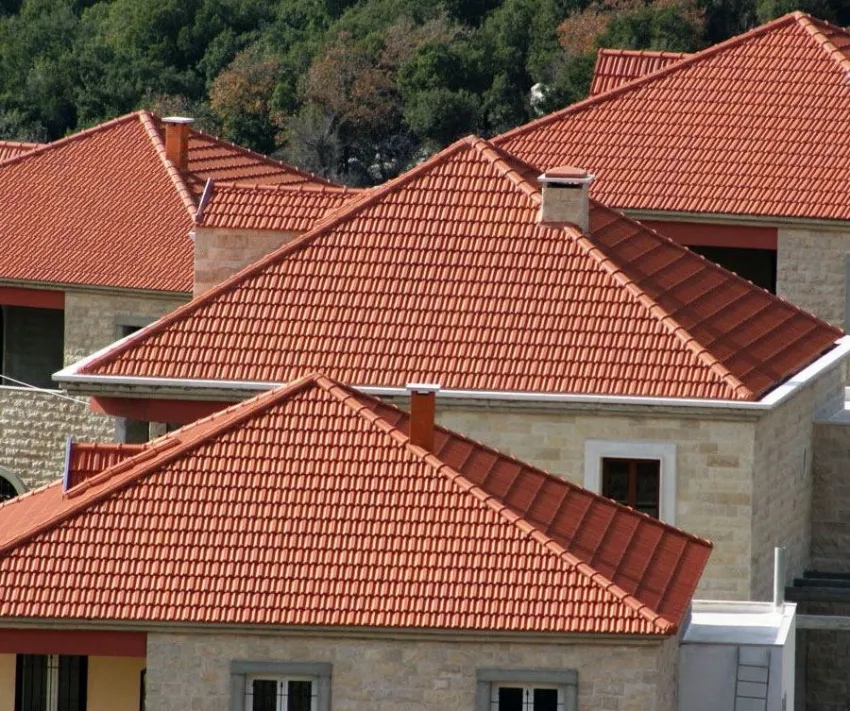 Классический вариант четырехскатной крыши является простой конструкцией, но все же требует знаний строительства и точных расчетов