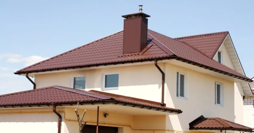 Пример вальмовой четырехскатной крыши с усложненной конструкцией