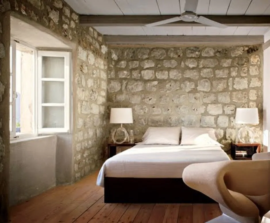 Каменная стена в интерьере спальни